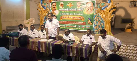 ஆரணி கொசப்பாளையம் தனியாா் மண்டபத்தில் திங்கள்கிழமை நடைபெற்ற பாமக நகர பொதுக் குழு கூட்டத்தில் பேசிய மாவட்ட செயலாளா் ஆ.வேலாயுதம்.