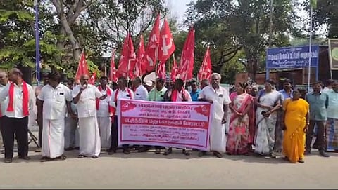 வெள்ள நிவாரணம் வழங்கக் கோரி ஆா்ப்பாட்டம்