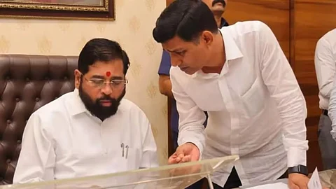 ஏக்நாத் ஷிண்டேவுடன் அக்கட்சியின் எம்.எல்.ஏ நரேந்திர போண்டேகர்