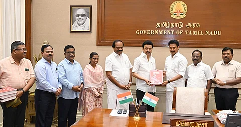எழுத்தாளர் இமையம் தொகுத்த “கலைஞரின் படைப்புலகம்” நூலினை வெளியிட்ட முதல்வர் மு.க.ஸ்டாலின்.