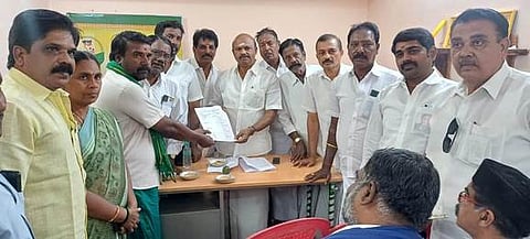 பரங்கிப்பேட்டையில் புதன்கிழமை நடைபெற்ற ஆலோசனைக் கூட்டத்தில் வாக்குச்சாவடி ஆணையை வழங்கிய கே.ஏ.பாண்டியன் எம்எல்ஏ.