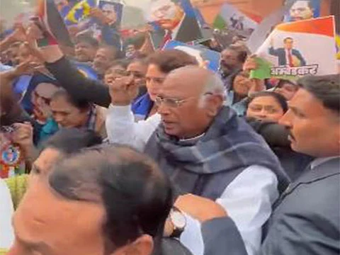 பாஜக எம்.பி.க்கள் தள்ளியதால் முழங்காலில் காயம்: கார்கே புகார்!