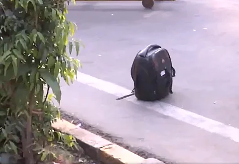 கேட்பாரற்றுக் கிடந்த பை.