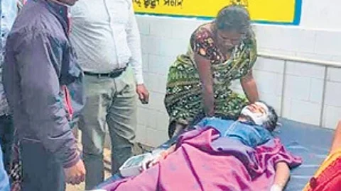 தேனீக்கள் கொட்டியதில் காயமடைந்த மாணவர்களில் ஒருவர்.