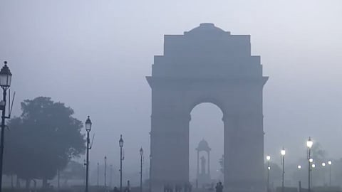 கடும் பனிமூட்டம்: தில்லியின்  வெப்பநிலை 8 டிகிரி செல்சியஸ்!