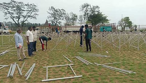 நாட்டிய விழாவுக்காக நடைபெற்ற மேடை அமைக்கும் பணி.
