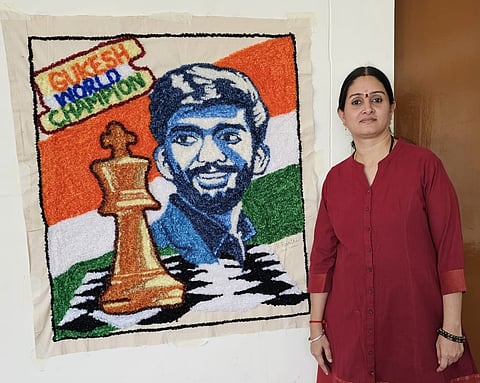 உலக செஸ் சாம்பியன் பட்டம் வென்ற டி.குகேஷின் உருவத்தை வண்ண நூலால் வரைந்து வாழ்த்து தெரிவித்துள்ள பெண் ஓவியர் ரேவதி சௌந்தர்ராஜன்