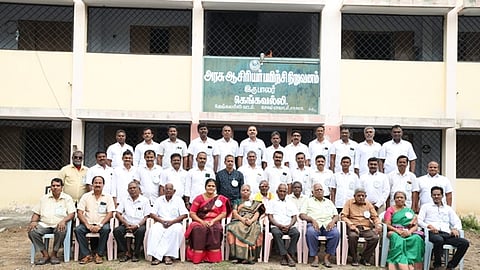 25 ஆண்டுகளுக்குப் பிறகு சந்தித்த முன்னாள் மாணவ ஆசிரியர்கள், விரிவுரையாளர்கள்!