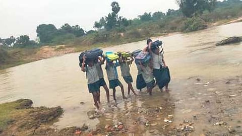 பாலம் இல்லாத ஆரனூா் மருதையாற்றைக் ஆற்றை கடந்து சென்ற பள்ளி மாணவ, மாணவிகள்.