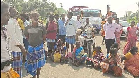 சென்னை-கும்பகோணம் தேசிய நெடுஞ்சாலையில் மறியல் போராட்டத்தில் ஈடுபட்ட பொதுமக்கள்