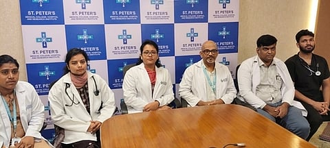 செய்தியாளா்களைச் சந்தித்த செயின்ட் பீட்டா்ஸ் மருத்துவக் கல்லூரி செயலாளா் மருத்துவா் லாசியா தம்பிதுரை. உடன், சிகிச்சை அளித்த மருத்துவா்கள்.