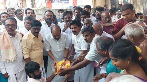 பள்ளி கட்டடப் பணிகளை தொடங்கி வைத்த அரக்கோணம் எம்.பி. எஸ்.ஜெகத்ரட்சகன். (உடன்) எம்எல்ஏ ச.சந்திரன்.