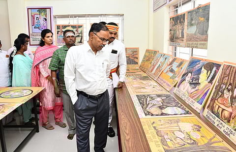 சீா்காழி கிளை நூலகத்தில் கண்காட்சியை தொடங்கிவைத்து பாா்வையிடும் ஆட்சியா் ஏ.பி.மகாபாரதி.