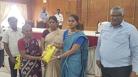 திருவாரூரில் பொங்கல் சிறப்புத் தொகுப்பு விற்பனையை தொடங்கி வைத்த மாவட்ட ஆட்சியா் தி. சாருஸ்ரீ.