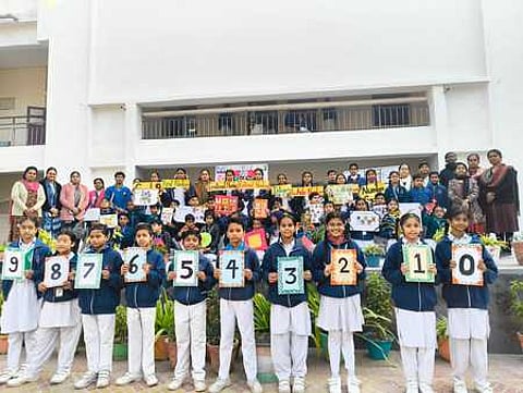 பூசா சாலைப் பள்ளியில் நடைபெற்ற விழாவில் பங்கேற்ற மாணவா்கள்.