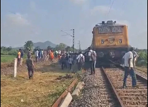 நடுவழியில் நிறுத்தப்பட்ட பயணிகள் ரயில்