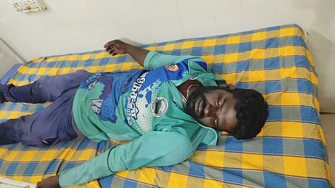 சிகிச்சை பெற்று வரும் ராஜ்குமார்.