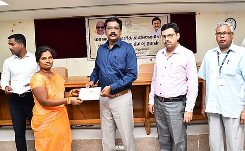 பயனாளிக்கு நலத்திட்ட உதவி வழங்கிய ஆட்சியா் க. தா்ப்பகராஜ்.