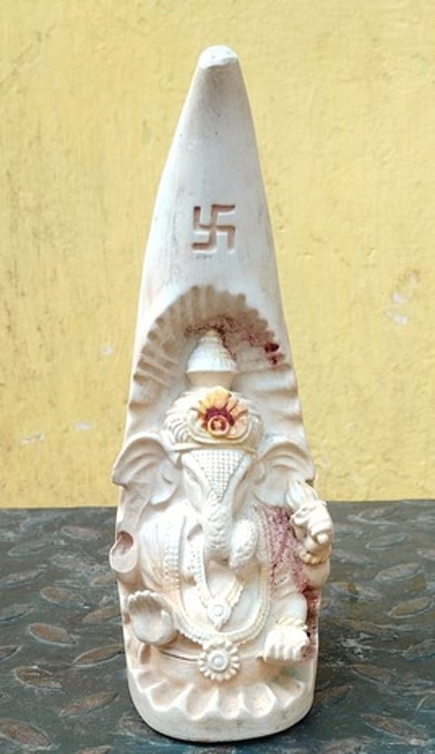 கிருஷ்ணகிரி அருகே வனத் துறையினரால் பறிமுதல் செய்யப்பட்ட திமிங்கல எச்சம், யானைத் தந்தத்திலான விநாயகா் சிலை.