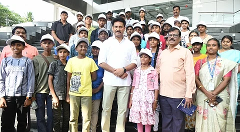 சென்னையிலிருந்து சிங்கப்பூருக்கு 5 நாள் பயணமாக கல்விச் சுற்றுலா செல்லும் 42 மாணவா்களை திங்கள்கிழமை சந்தித்து வாழ்த்து தெரிவித்த பள்ளிக் கல்வித் துறை அமைச்சா் அன்பில் மகேஸ் பொய்யாமொழி.