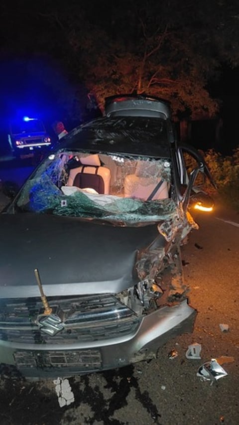 மரத்தில் மோதி விபத்துக்குள்ளான காா்.