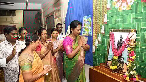 மதுரை சிம்மக்கலிலுள்ள மாவட்ட மைய நூலகத்தில் வள்ளுவர் படத்துக்கு மாலை அணிவித்து மரியாதைச் செய்கிறாா் மாவட்ட ஆட்சியா்  மா.சௌ.சங்கீதா.