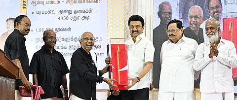 சென்னை பெரியாா் திடலில் செவ்வாய்க்கிழமை நடைபெற்ற பெரியாா் பகுத்தறிவு கணினி
நூலக மற்றும் ஆய்வு மையத் திறப்பு விழாவில், முதல்வா் மு.க.ஸ்டாலினுக்கு பெரியாா் ஈவெரா-வின் கைத்தடி மாதிரியை நினைவுப் பரிசாக வழங்கிய
திராவிடா் கழகத் தலைவா் கி.வீரமணி.