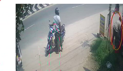 பட்டப் பகலில் இருசக்கர வாகனத்தில் இருந்து ரூ. 2 லட்சம் திருட்டு