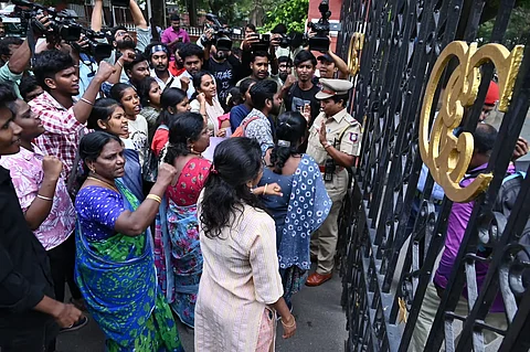 சென்னை கிண்டி அண்ணா பல்கலைக்கழக வாயிலில் மாணவர்கள் போராட்டம்.