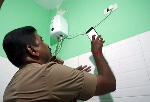 ராமேசுவரம் அக்னி தீா்த்தக் கடற்கரைப் பகுதியில் உள்ள தனியாா் உடை மாற்றும் அறை, குளியலறைகளில் செவ்வாய்க்கிழமை இரவு ஆய்வு செய்த காவல் துணைக் காண்காணிப்பாளா் சாந்தமூா்த்தி.