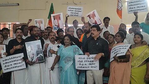 சென்னை வள்ளுவர் கோட்டத்தில் அனுமதியின்றி போராட்டம் நடத்த முயன்ற முன்னாள் ஆளுநர் தமிழிசை சௌந்தரராஜன், நூற்றுக்கும் மேற்பட்ட பாஜகவினர்.