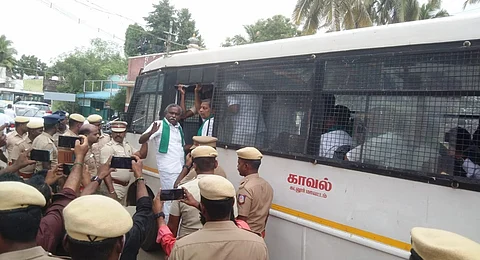 காட்டுமன்னார்கோவில் வெள்ள நிவாரணம் வழங்கக் கோரி தடையை மீறி ஆர்ப்பாட்டத்தில் ஈடுபட்டு கைது செய்யப்பட்ட தமிழ்நாடு அனைத்து விவசாய சங்கங்களின் ஒருங்கிணைப்பு குழுத் தலைவர் பி.ஆர். பாண்டியன் உள்ளிட்ட விவசாயிகள்.