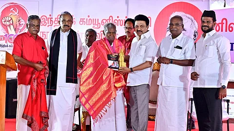 நல்லகண்ணுவுக்கு மரியாதை செலுத்திய முதல்வர் மு.க.ஸ்டாலின்.