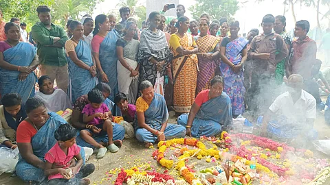 சுனாமி நினைவு நாளையொட்டி வேளாங்கண்ணியில் சிறப்பு பிரார்த்தனையில் ஈடுபட்ட மக்கள்.