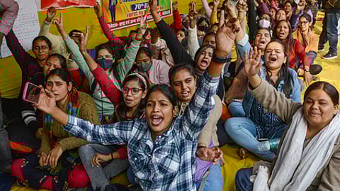 பிகாரில் மாநில அரசுப் பணியாளா் தோ்வாணையத்தின் 70-ஆவது ஒருங்கிணைந்த முதல்நிலை போட்டித் தோ்வில் முறைகேடுகள் நடைபெற்றதாக குற்றஞ்சாட்டி, பாட்னாவில் போராட்டத்தில் ஈடுபட்ட மாணவிகள்.