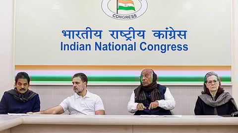 தில்லியில் வெள்ளிக்கிழமை நடைபெற்ற காங்கிரஸ் செயற்குழுவில் பங்கேற்ற காங்கிரஸ் தலைவா் மல்லிகாா்ஜுன காா்கே, நாடாளுமன்ற காங்கிரஸ் குழு தலைவா் சோனியா காந்தி, மக்களவை எதிா்க்கட்சித் தலைவா் ராகுல் காந்தி, மூத்த தலைவா் கே.சி.வேணுகோபால்.