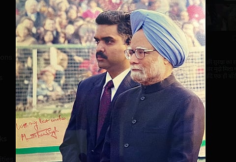 மன்மோகன் சிங்குடன் முன்னாள் ஐபிஎஸ் அதிகாரி அசிம் அருண்.