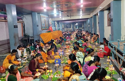 விராலிமலை அம்மன் கோவிலில் அதிகாலை நடைபெற்ற மார்கழி மாத விளக்கு பூஜையில் பங்கேற்ற பெண்கள்