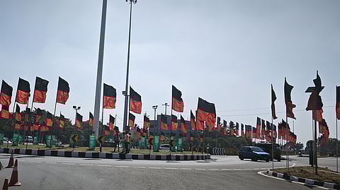 மகாதானபுரம் சந்திப்பில் அமைக்கப்பட்டு திமுக வரவேற்பு கொடிகள்.