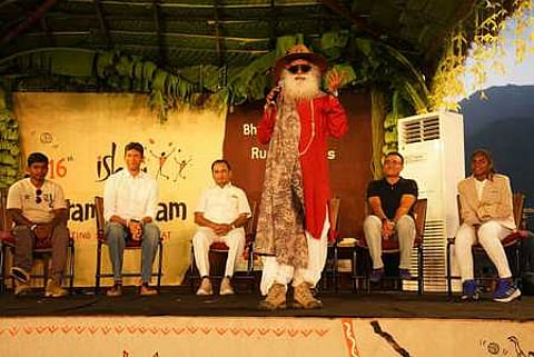 கோவை ஈஷா யோக மையத்தில் நடைபெற்ற கிராமோத்ச விழாவில் பேசிய சத்குரு ஜக்கி வாசுதேவ். உடன், முன்னாள் கிரிக்கெட் வீரா்கள் வீரேந்திர சேவாக், வெங்கடேஷ் பிரசாத் உள்ளிட்டோா்.