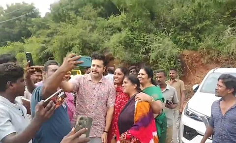சோளிங்கரில் அமைந்துள்ள பிரசித்தி பெற்ற யோக லட்சுமி நரசிம்ம சுவாமி கோவிலில் சாமி தரிசனம் செய்த நடிகர் ஜெயம் ரவியுடன் புகைப்படம் எடுத்துக்கொண்ட மக்கள்.