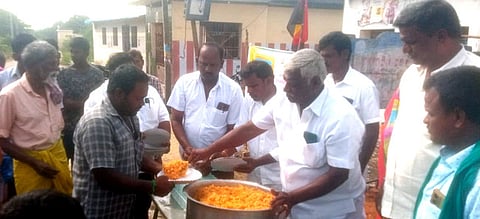 ஏழை எளியோருக்கு மாவட்ட செயலாளா் டி. கிருஷ்ணமூா்த்தி அன்னதானம் வழங்கினாா்.