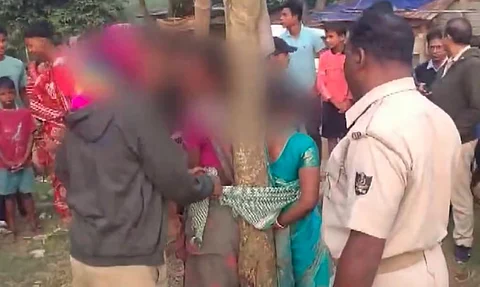 மரத்தில் கட்டிவைக்கப்பட்டப் பெண்களை மீட்கவந்த காவல்துறையினர்.