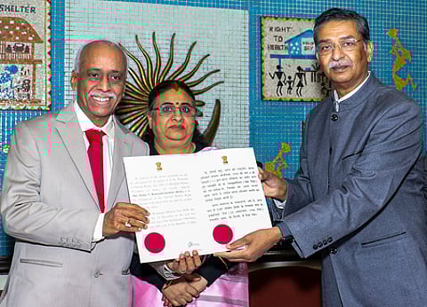 தேசிய மனித உரிமை ஆணையத்தின் தலைவராக நியமிக்கும் ஆணையைப் பெற்றுக் கொண்ட வெ.ராமசுப்பிரமணியன்.