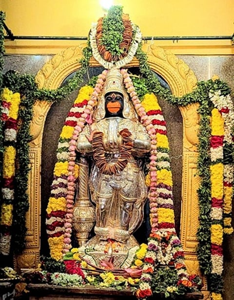 வாணியம்பாடியை அடுத்த மேல் அளிஞ்சிகுளம் ஜெயவீர ஆஞ்சனேயா் கோயிலில் சிறப்பு அலங்காரத்தில் அனுமன்.
