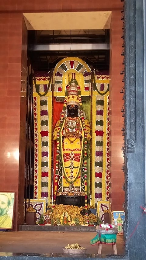 சிறப்பு அலங்காரத்தில் அருள்பாலித்த ஞானபுரியில் எழுந்தருளியுள்ள 33 அடி உயர சங்கடஹர மங்கல மாருதி ஆஞ்சநேயா்.