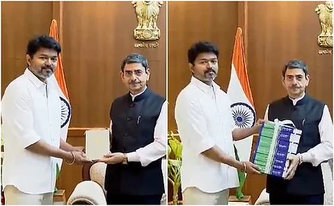 தமிழக ஆளுநர் - விஜய் பரிமாறிக் கொண்ட புத்தகங்கள்