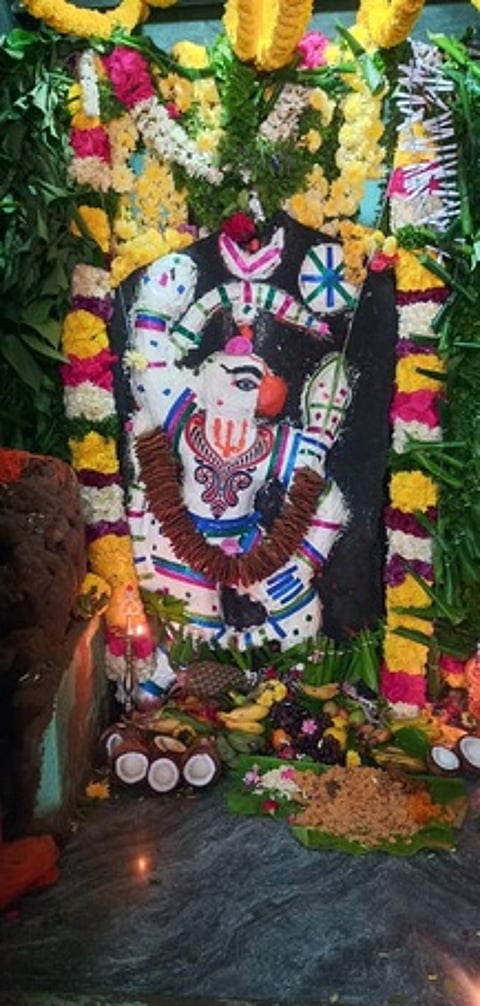 மாந்தாங்கல் கிராமத்தில் சிறப்பு அலங்காரத்தில் அருள்பாலித்த மூலவா் ஸ்ரீவீர ஆஞ்சனேயா் .