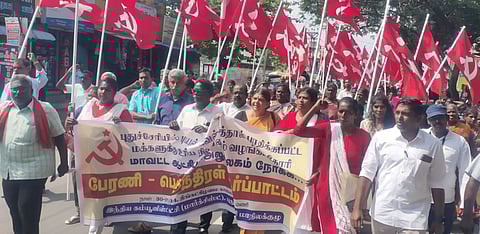 புதுச்சேரி மாவட்ட ஆட்சியா் அலுவலகம் அருகே திங்கள்கிழமை ஆா்ப்பாட்டத்தில் ஈடுபட்ட மாா்க்சிஸ்ட் கம்யூனிஸ்ட் கட்சியினா்.