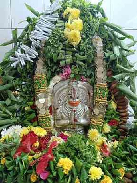 ஊத்தங்கரை ஆஞ்சனேயா் கோயிலில் சிறப்பு அலங்காரத்தில் அருள்பாலித்த சுவாமி.